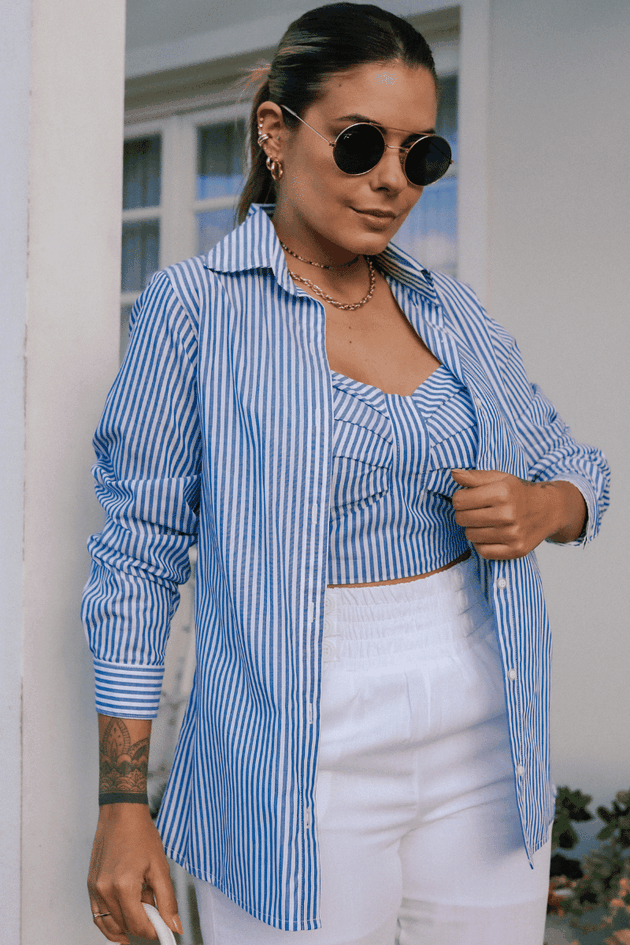 Look com camisa fashion listrada azul e branco