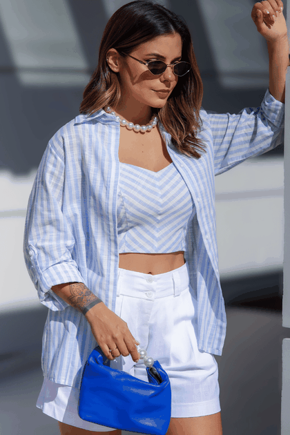 camisa feminina listrada cropped e shorts 2